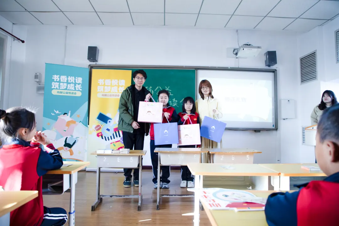 天津高校大学生记者走进米兰在线公益小学开展“书香悦读,筑梦成长”活动 天津高校大学生记者走进米兰在线公益小学开展“书香悦读,筑梦成长”活动