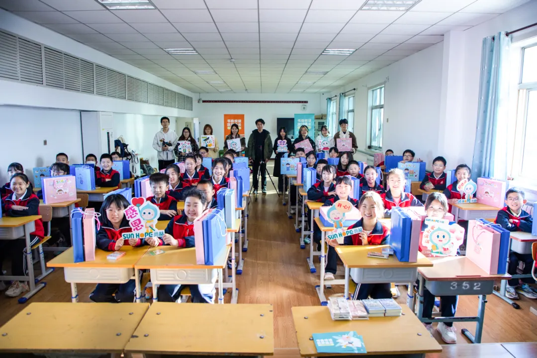 天津高校大学生记者走进米兰在线公益小学开展“书香悦读,筑梦成长”活动 天津高校大学生记者走进米兰在线公益小学开展“书香悦读,筑梦成长”活动